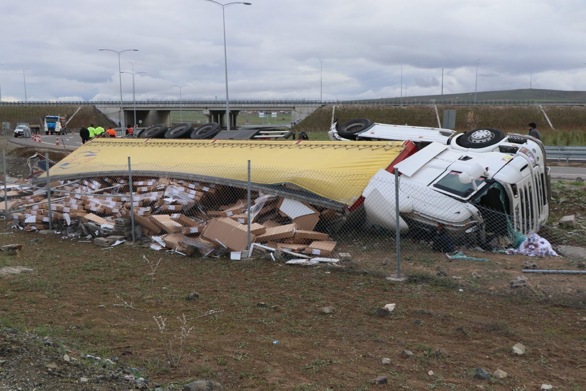 Mobilya malzemesi yüklü tır şarampole devrildi: 1 ölü