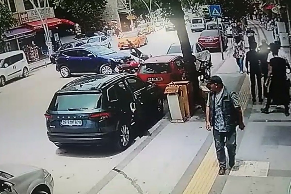 Motosiklet sürücüsünün ölümden döndüğü anlar güvenlik kamerasına yansıdı