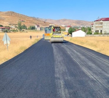 Muş’ta köy yolları sıcak asfaltla kaplanmaya devam ediyor