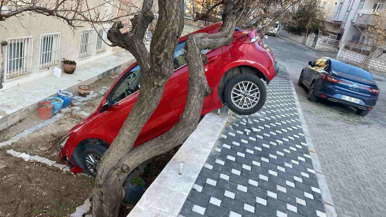 Otomobilini park ederken bahçeye düştü: 1 yaralı