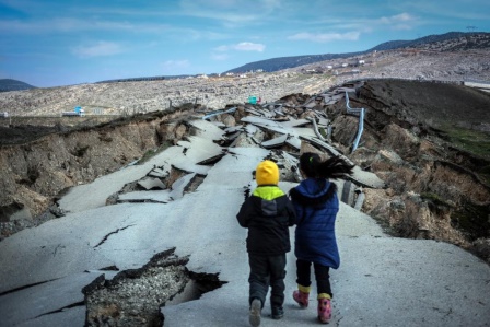 Pazarcık'ta depremde yarılan yol böyle görüntülendi