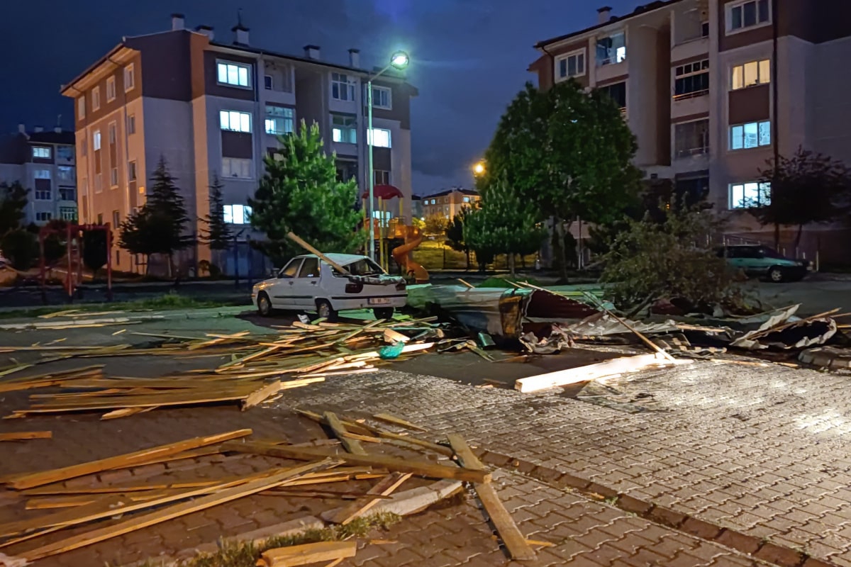 Rüzgarda uçan çatı kağıt gibi katlandı: 1 yaralı