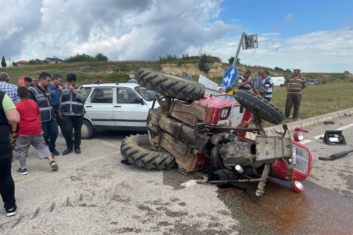 Sakarya'da otomobil traktörle çarpıştı: 2 yaralı