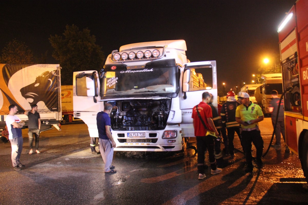 Seyir halindeki tırın motorunda yangın çıktı