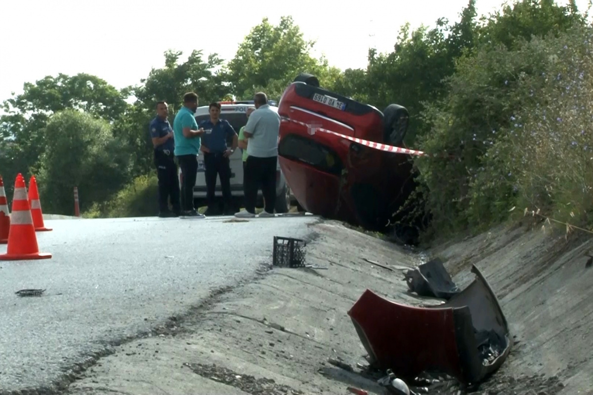 Sultangazi'de virajı dönemeyen otomobil takla attı: 1 yaralı