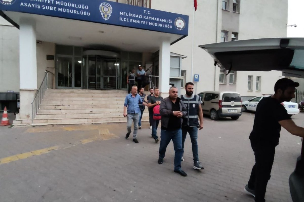 Tekirdağ'da otomobil üst geçide çarptı: 6 yaralı