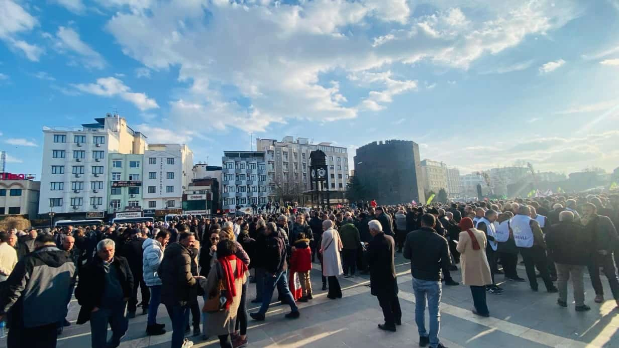 Terör örgütü elebaşı Öcalan’ın PKK’ya silah bırakma çağrısı Diyarbakır’da dev ekrandan takip edildi