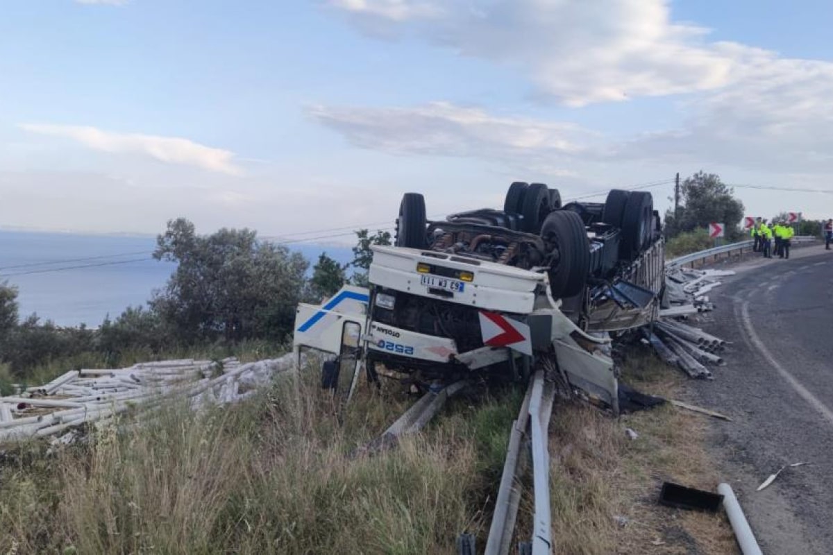 Ters dönen kamyonun altında kalan şoför hayatını kaybetti