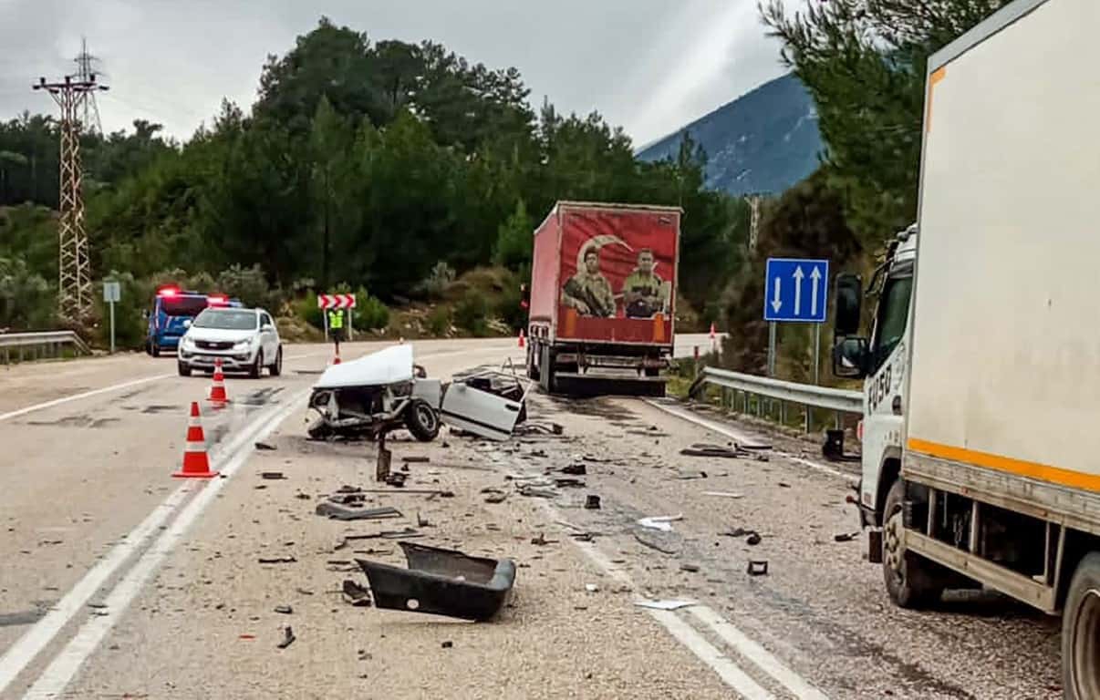 Tırla çarpışan Tofaş ortadan ikiye ayrıldı: 1’i ağır 2 yaralı