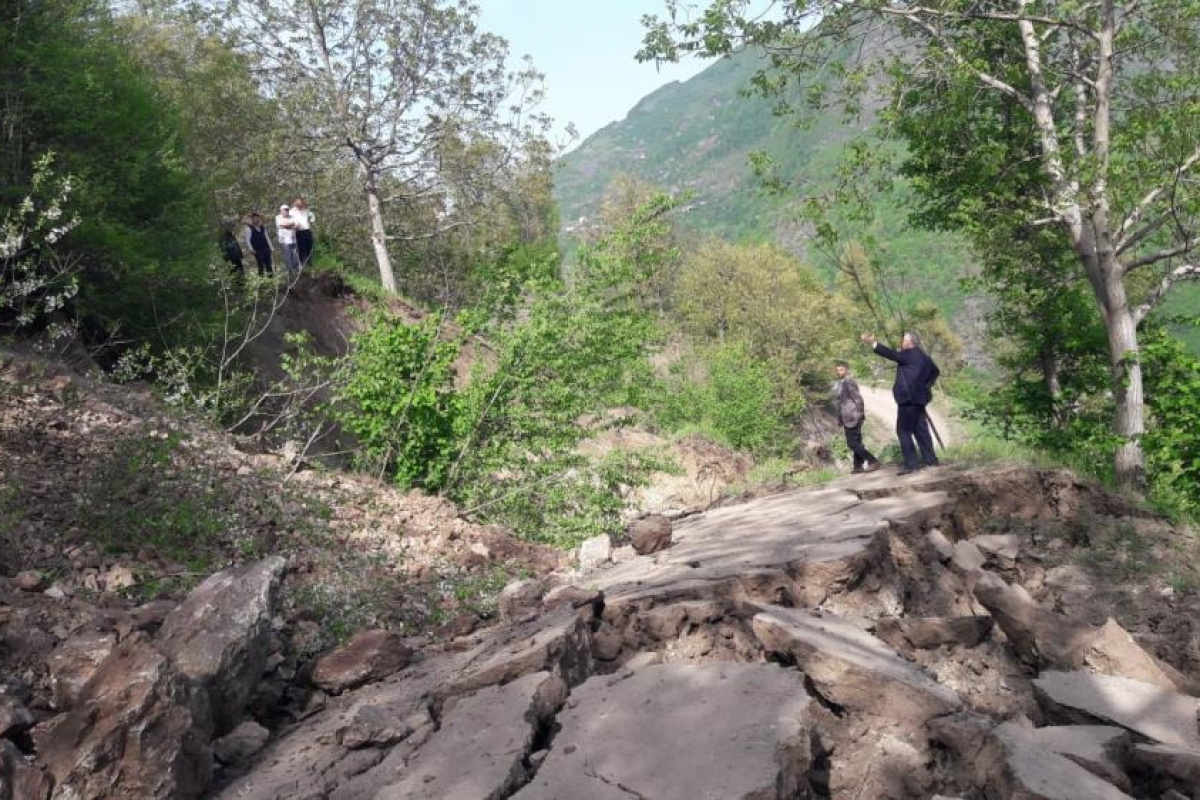 Tokat'ta eriyen kar suları heyelana neden oldu