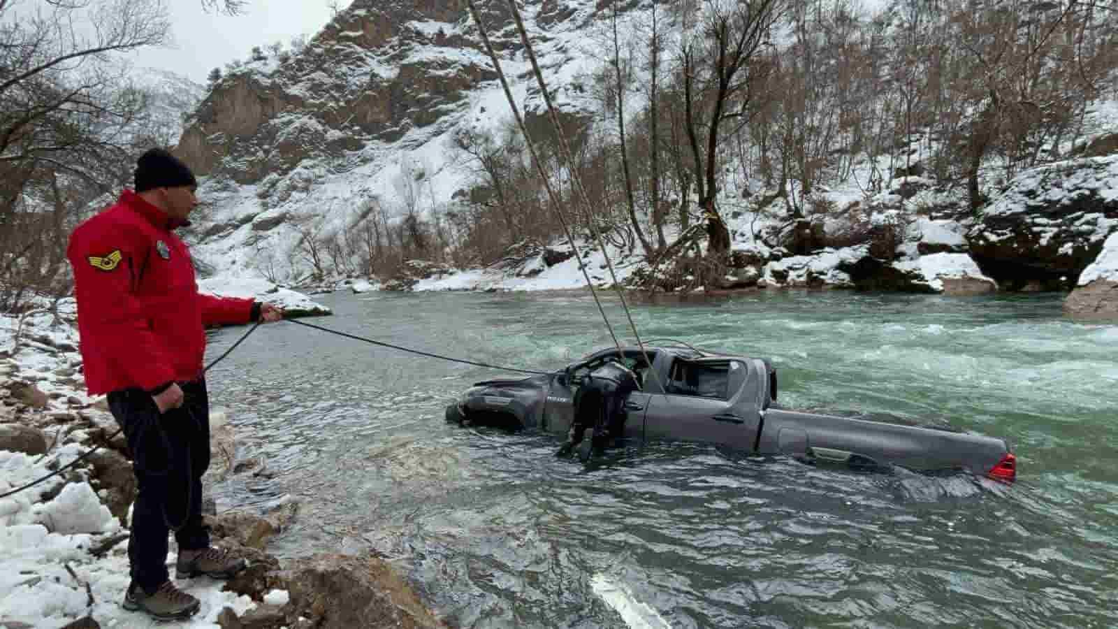 Tunceli’de otomobil çaya düştü: 1 yaralı