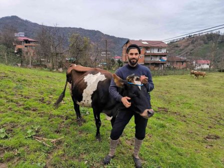 Üniversiteyi terk etti, köy hayatını seçti