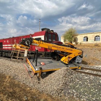 Vinç tren yolunda asılı kaldı, sürücü atlayarak canını kurtardı