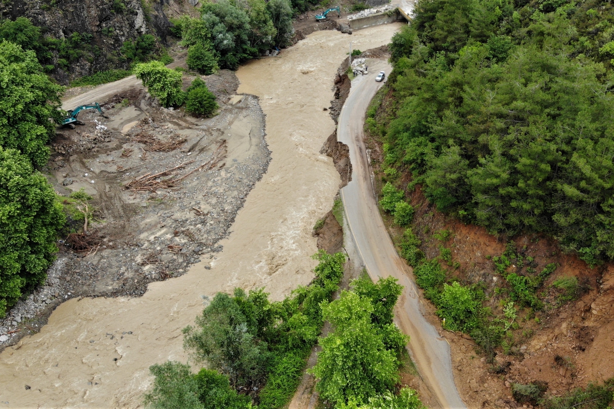 Yenice'de sel suları çekildi, heyelan korkusu başladı